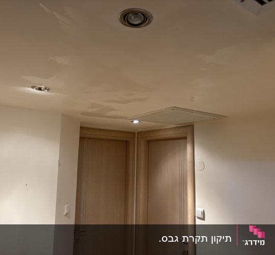 הנמכת תקרת גבס למזגן עם ספוטים שקועים ופתח שירות